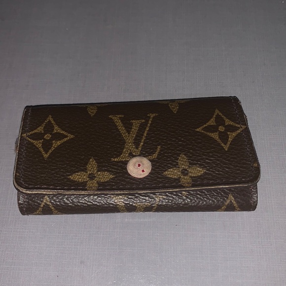 ♥️ ♥️ Louis Vuitton Monogram signature design LV Logo 4 key holder M/F - Picture 1 of 8